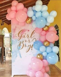 Baby Shower décorée Un décor festif de Baby Shower avec des ballons colorés, une table joliment dressée et des éléments personnalisés pour célébrer l'arrivée d'un bébé."