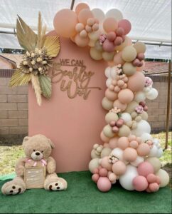 Éléments de décoration pour Naissance "Détails charmants de décoration pour une naissance, incluant des ballons doux, des fleurs et des accessoires adaptés à l'arrivée d'un nouveau-né."