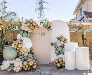 Une table de Baby Shower soigneusement décorée, avec des gâteaux, des cupcakes et des éléments de décoration thématiques qui ajoutent à l'ambiance festive."